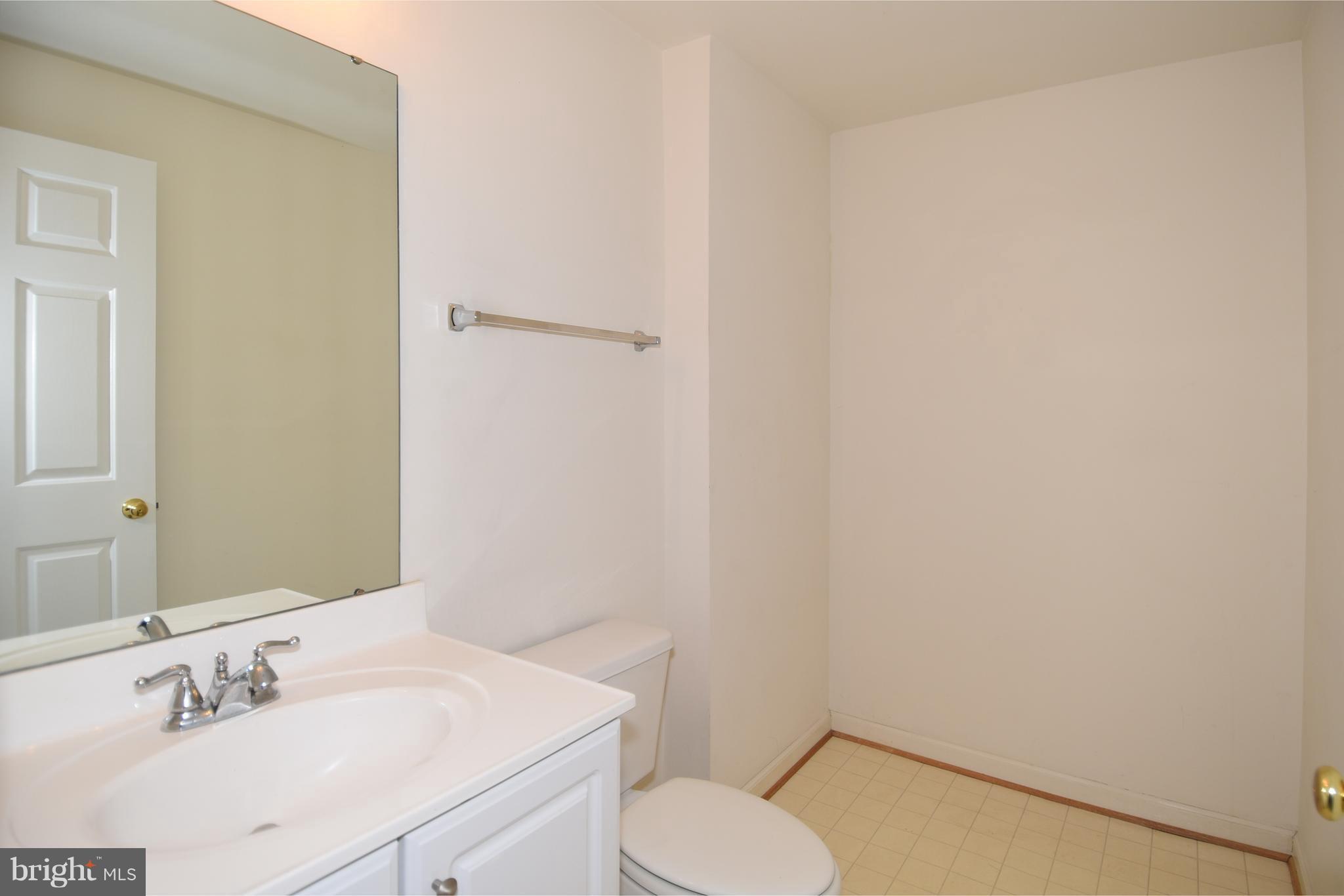 6886 Ridge Water Court Centreville, VA 20121 - Photo 17 of 29 Bath