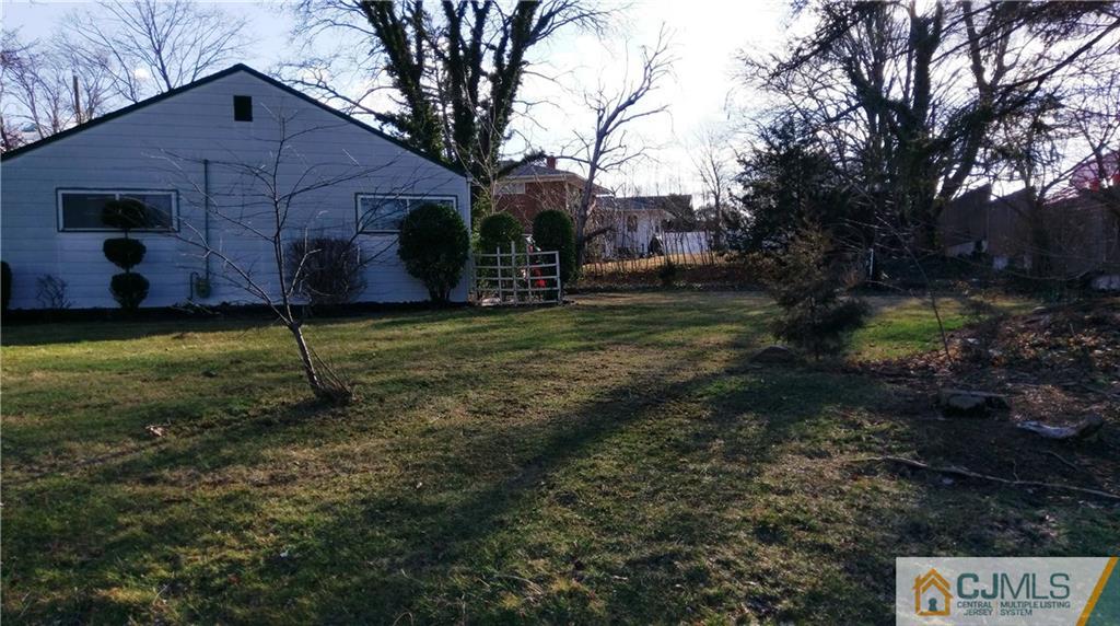 41 Winthrop Road Edison, NJ 08817 - Photo 4 of 18 a backyard of a house