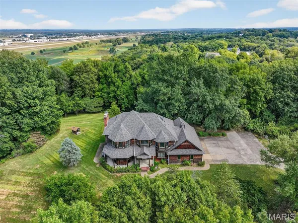 $850,000 | 18230 Hager Lane, Chesterfield, MO 63005