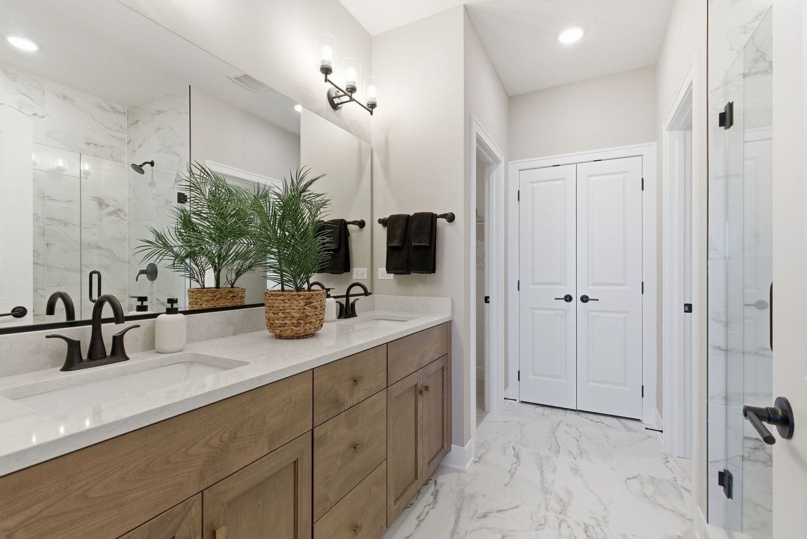 16541 Kayla Drive Lemont, IL 60439 - Photo 24 of 33 a bathroom with double sink and a mirror