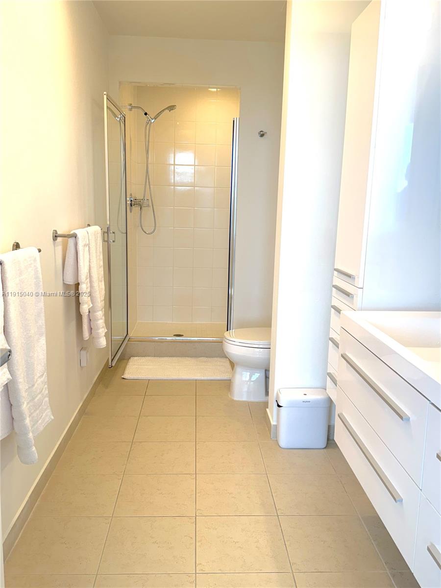 3301 Northeast 1st Avenue, Unit H3001 Miami, FL 33137 - Photo 21 of 53 a bathroom with a bathtub and toilet