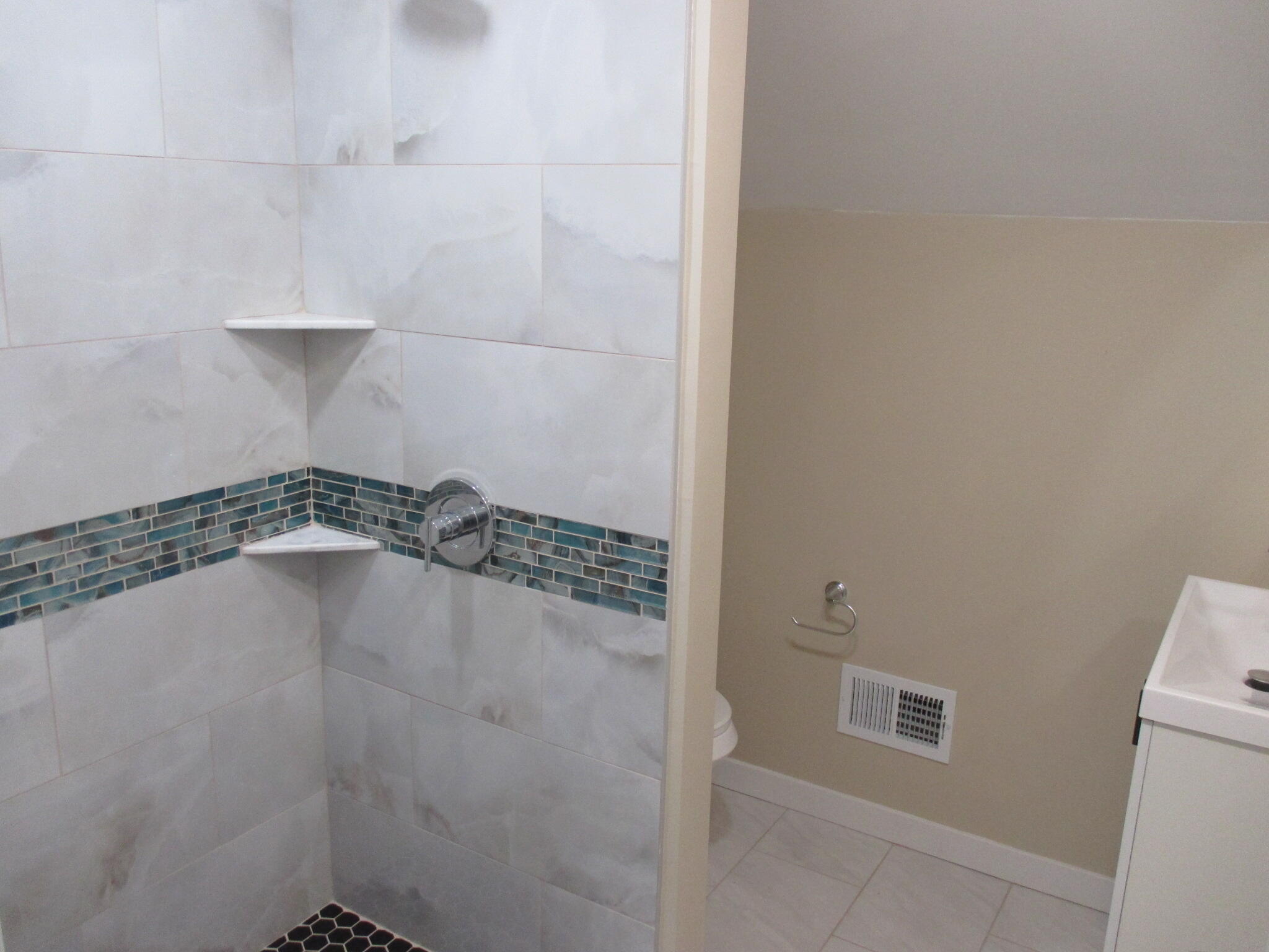 3741 North 25th Street Milwaukee, WI 53206 - Photo 23 of 34 Upper bath