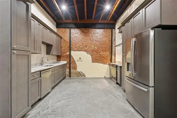 $2,100 | 137 Carondelet Street, Unit 101, New Orleans, LA 70130