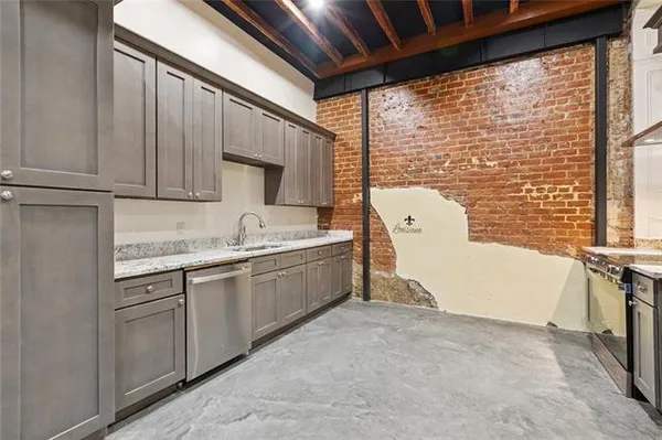 $2,100 | 137 Carondelet Street, Unit 101, New Orleans, LA 70130