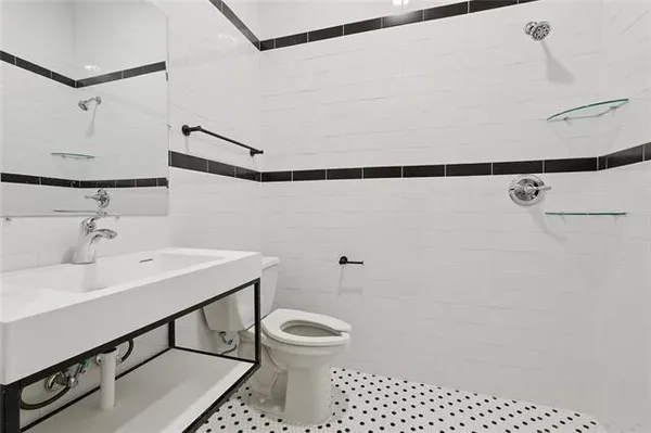 $2,100 | 137 Carondelet Street, Unit 101, New Orleans, LA 70130