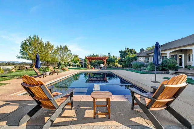 a view of a fountain in front of a house