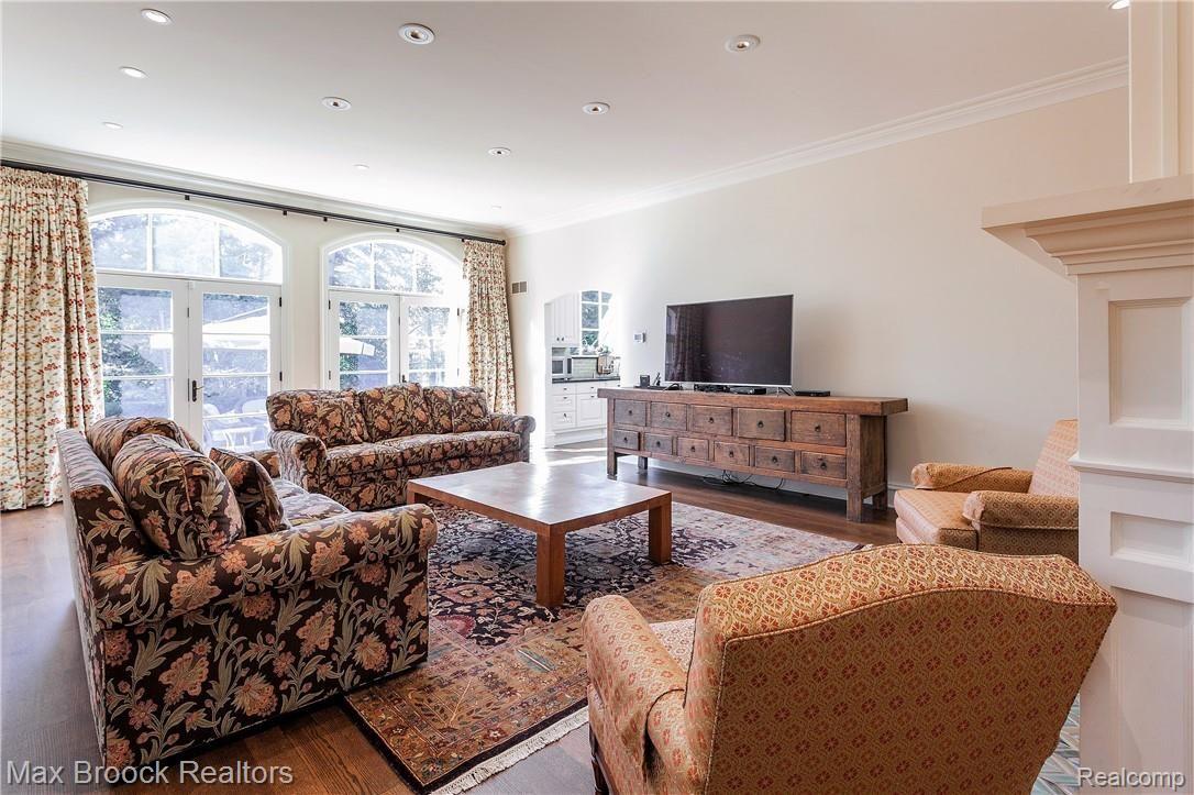 325 Keswick Road Bloomfield Hills, MI 48304 - Photo 12 of 40 Family Room.jpg