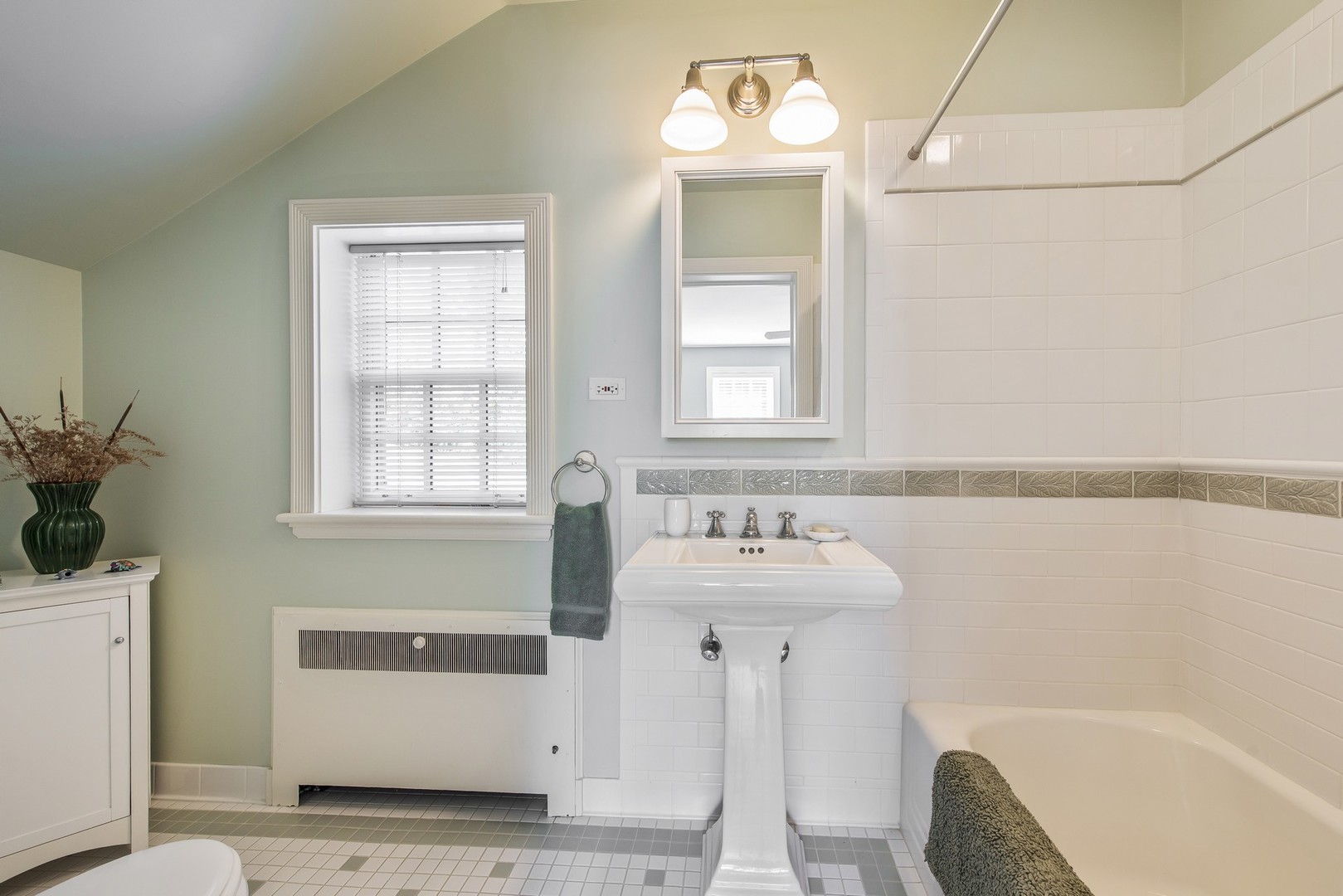 1051 Seneca Road Wilmette, IL 60091 - Photo 17 of 28 Gallery Image 17