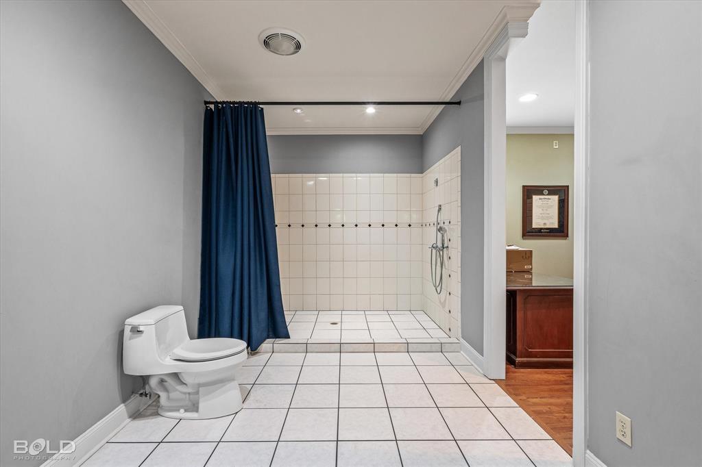 36 Golf Club Drive Haughton, LA 71037 - Photo 37 of 40 a bathroom with a toilet and a shower