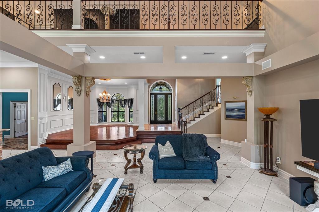36 Golf Club Drive Haughton, LA 71037 - Photo 10 of 40 a living room with furniture