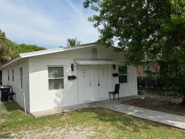 $1,300 | 906 Southeast Tarpon Avenue, Unit B, Stuart, FL 34994