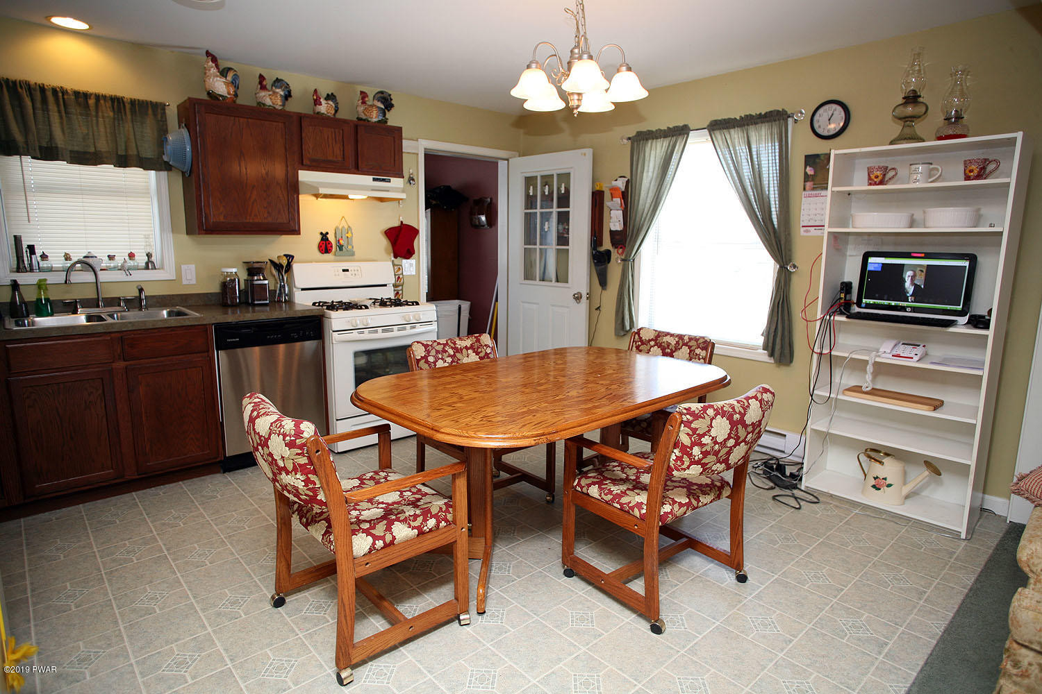 136 Schuman Road Damascus, PA 18415 - Photo 6 of 26 Light and bright kitchen