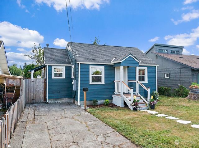 a view of a house with a yard