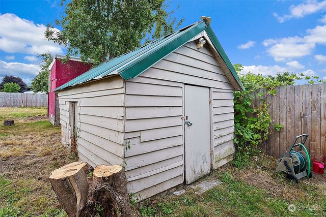 a view of backyard with deck and garden