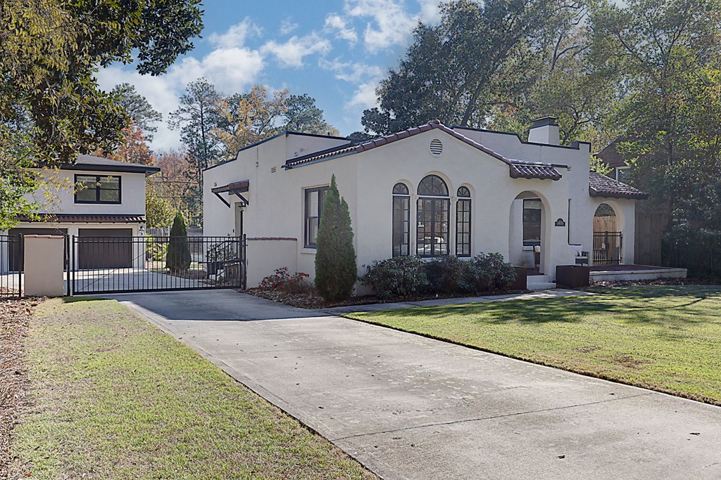 1400 17th Avenue Columbus, GA 31901 - Photo 4 of 50 a view of a yard in front of a house with a large tree