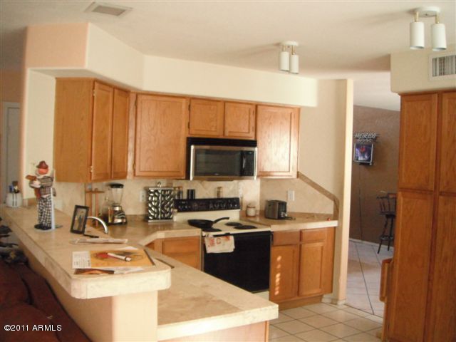 4229 East Raven Road Phoenix, AZ 85044 - Photo 4 of 5 Kitchen