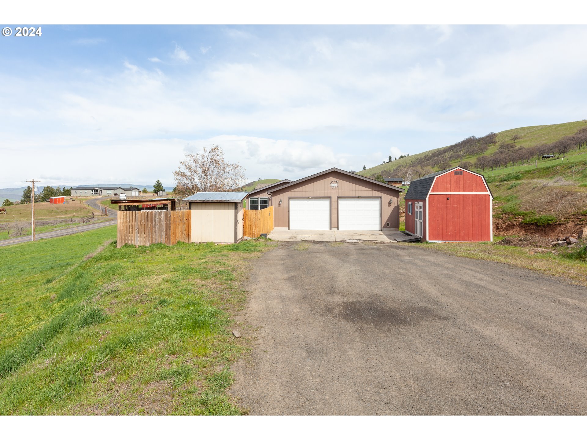 5940 Cherry Heights Road The Dalles, OR 97058 - Photo 11 of 47 Driveway