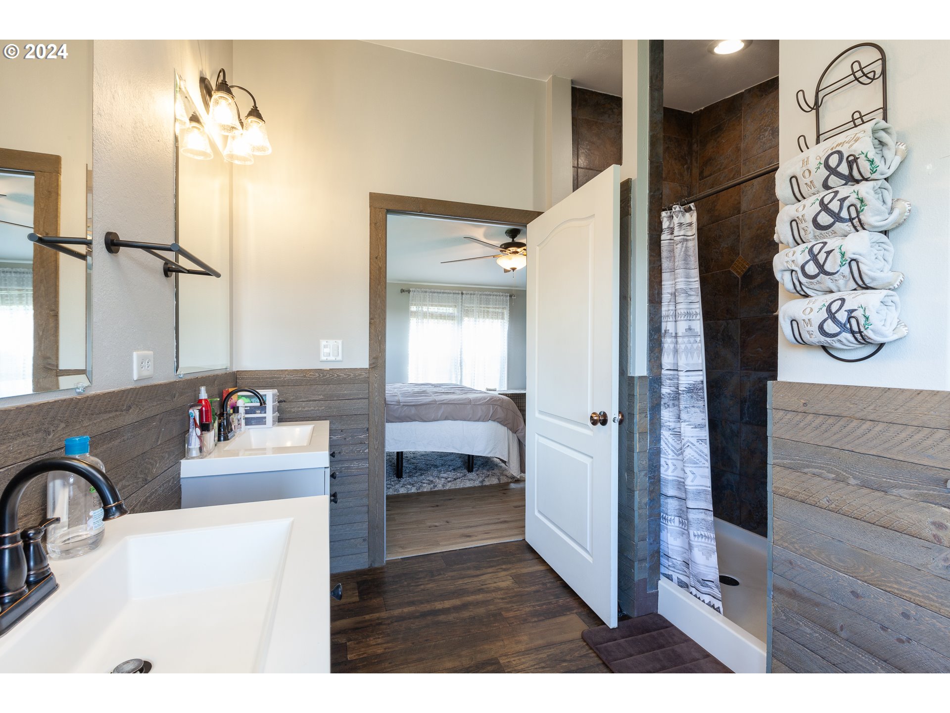 5940 Cherry Heights Road The Dalles, OR 97058 - Photo 34 of 47 Bathroom, Attached