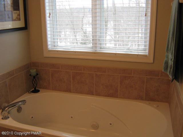 444 Edgemont Road Stroudsburg, PA 18360 - Photo 15 of 29 master tub