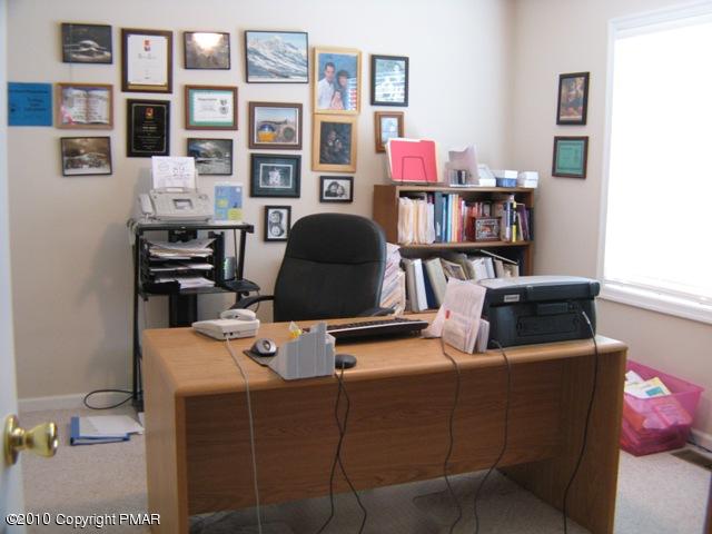444 Edgemont Road Stroudsburg, PA 18360 - Photo 22 of 29 bedroom4 or office