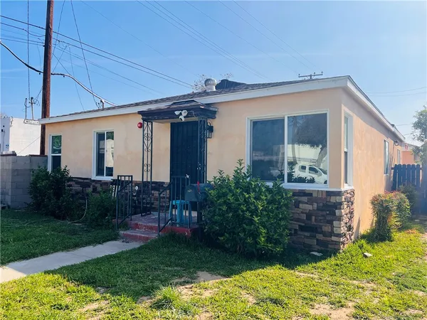 a view of a house with backyard and garden