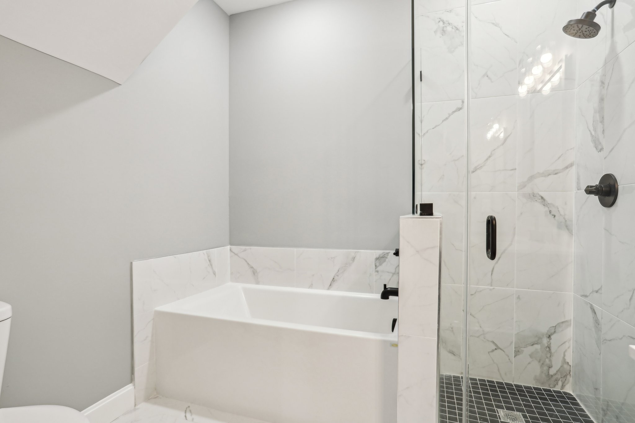 304 Fountainhead Road Portland, TN 37148 - Photo 18 of 38 a bathroom with a bathtub