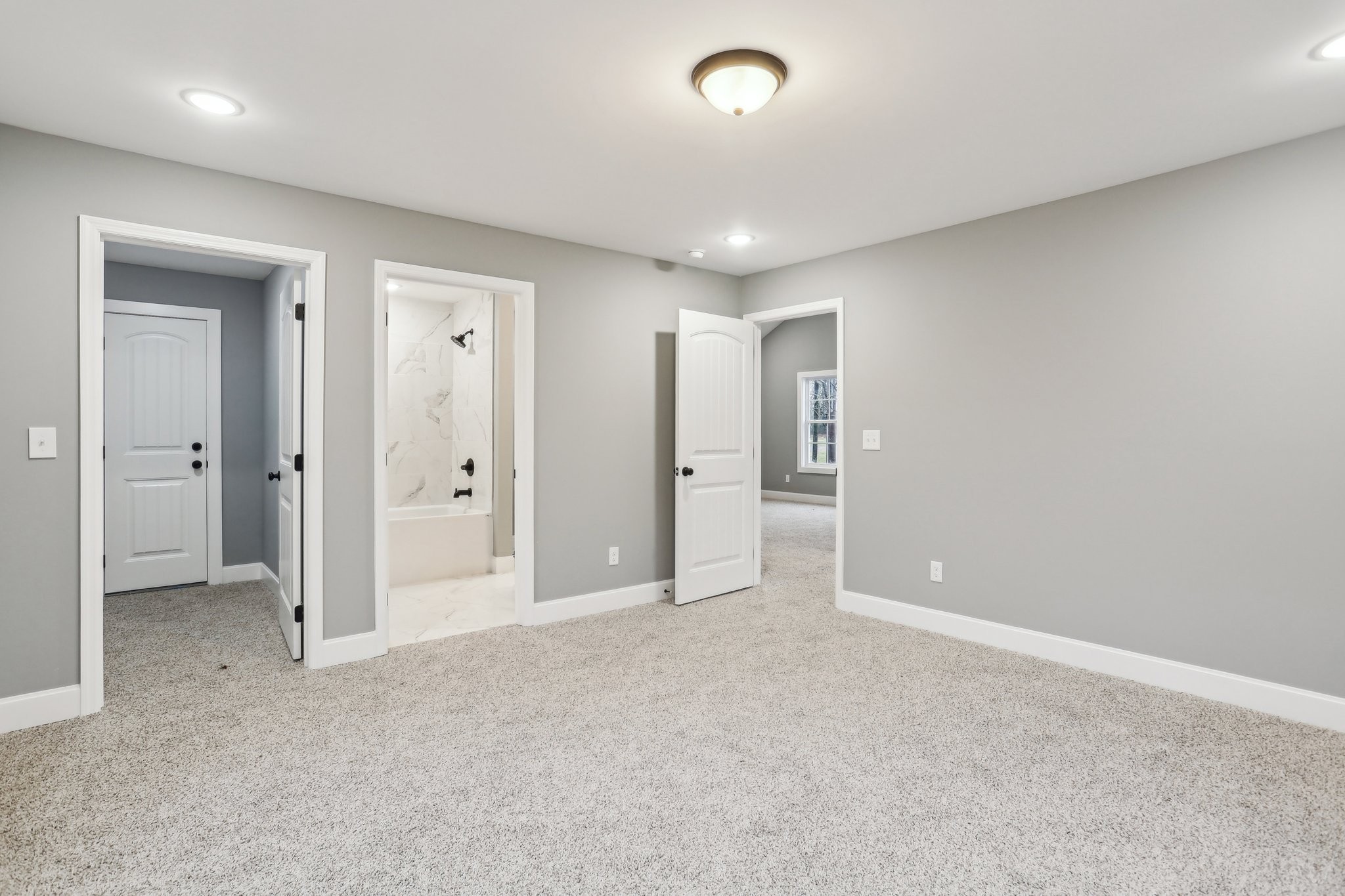 304 Fountainhead Road Portland, TN 37148 - Photo 34 of 38 an empty room with closet and a bathroom