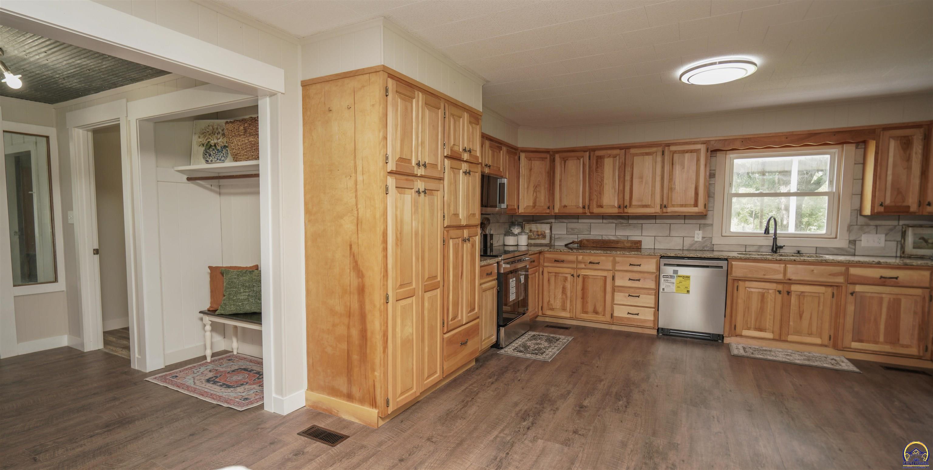 12318 246 Road Holton, KS 66436 - Photo 15 of 70