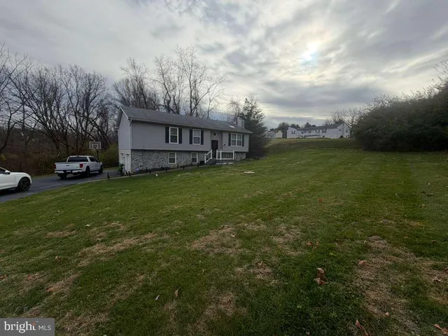 a view of a house with a yard