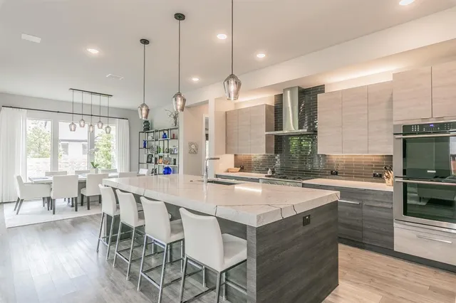 a large kitchen with kitchen island a large island in it