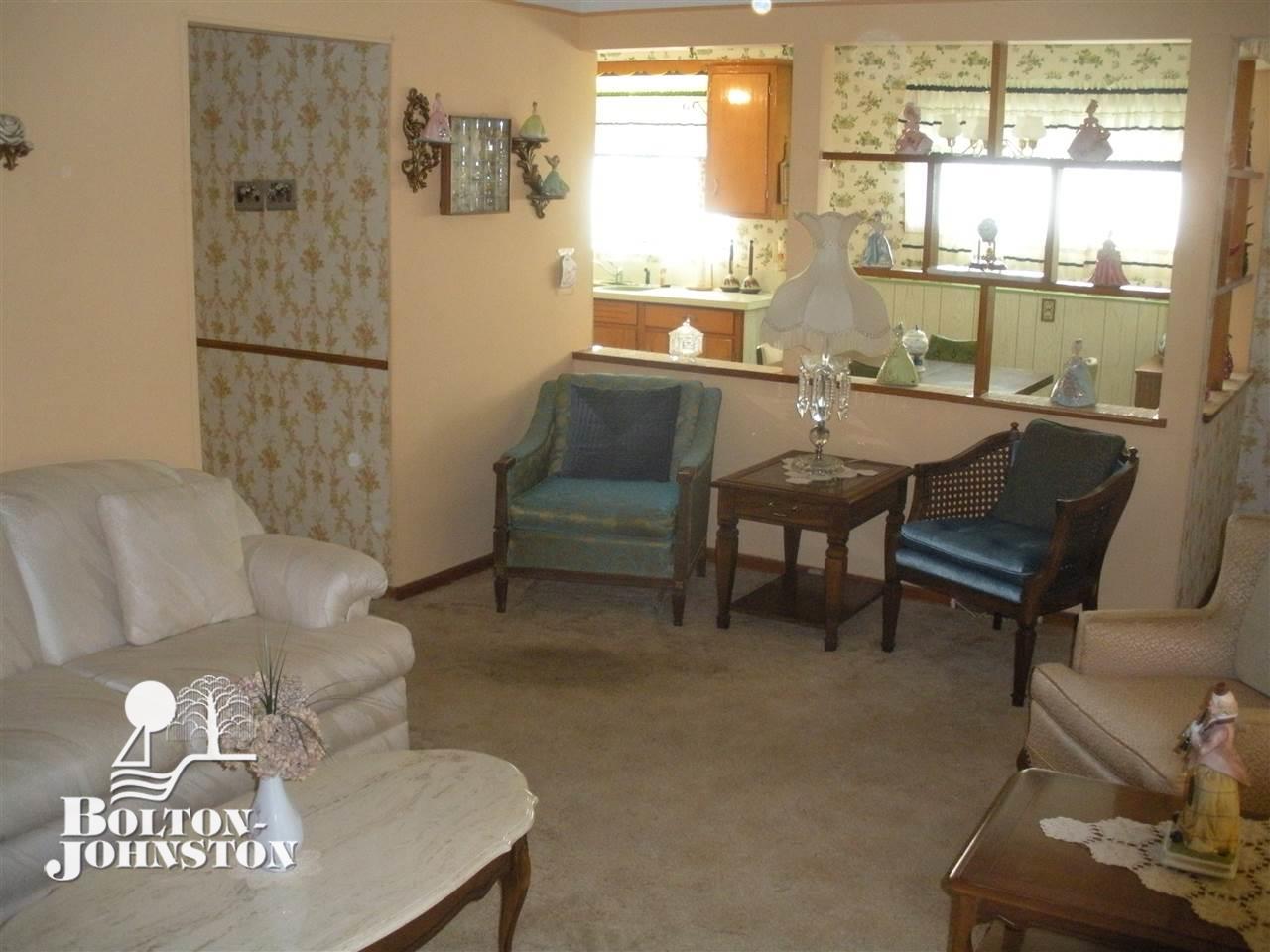 22138 Kelly Road Eastpointe, MI 48021 - Photo 5 of 17 Living Room