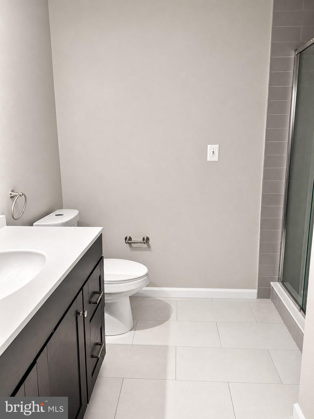 635 Constellation Square Southeast, Unit D Leesburg, VA 20175 - Photo 13 of 18 Hall Full Bathroom
