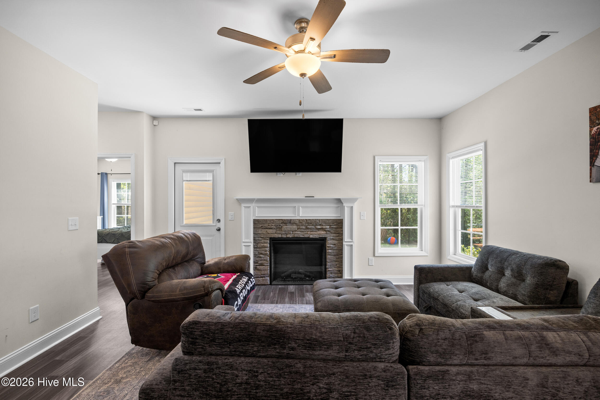 107 Clymer Court Hubert, NC 28539 - Photo 14 of 44 12_living room