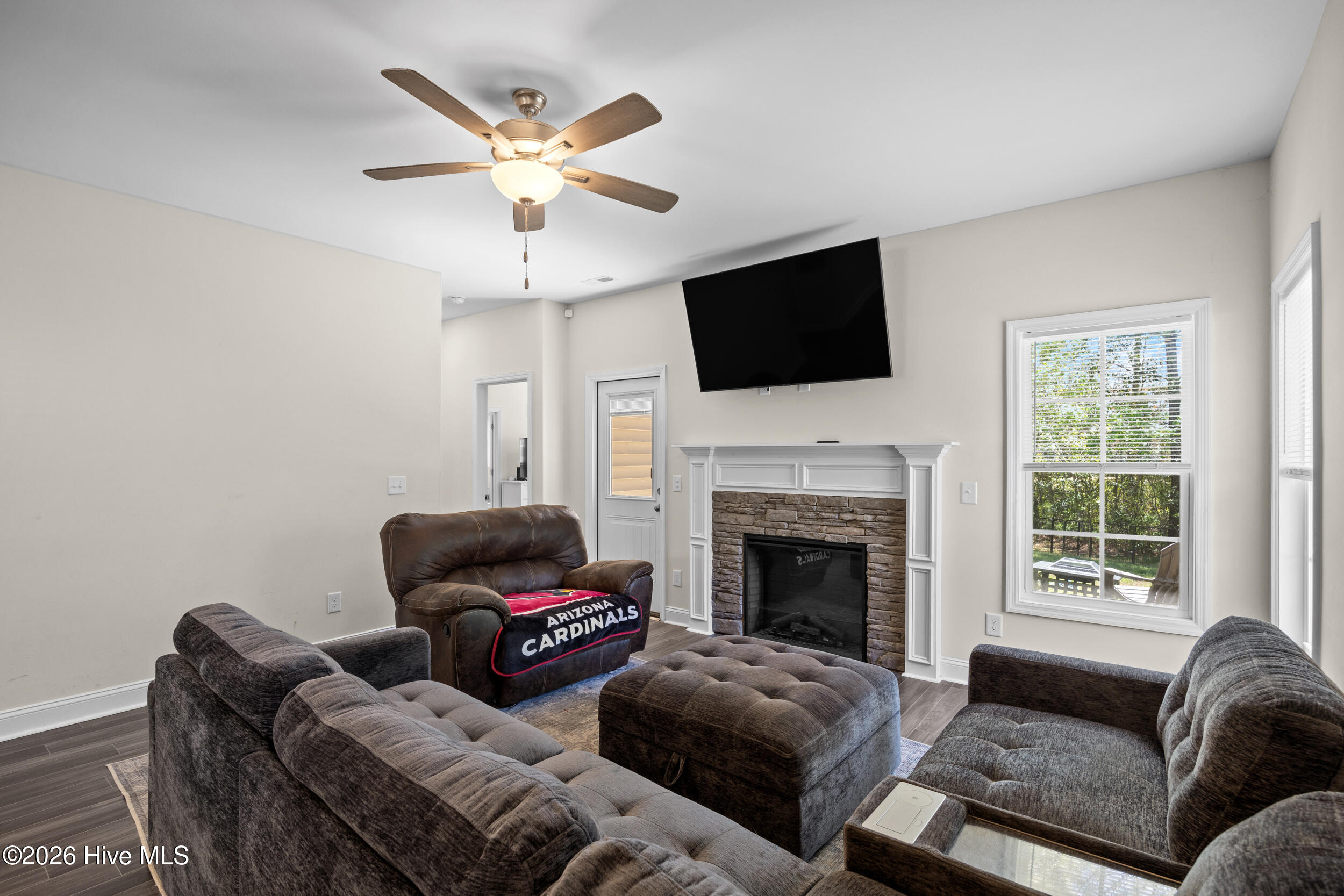 107 Clymer Court Hubert, NC 28539 - Photo 15 of 44 13_living room