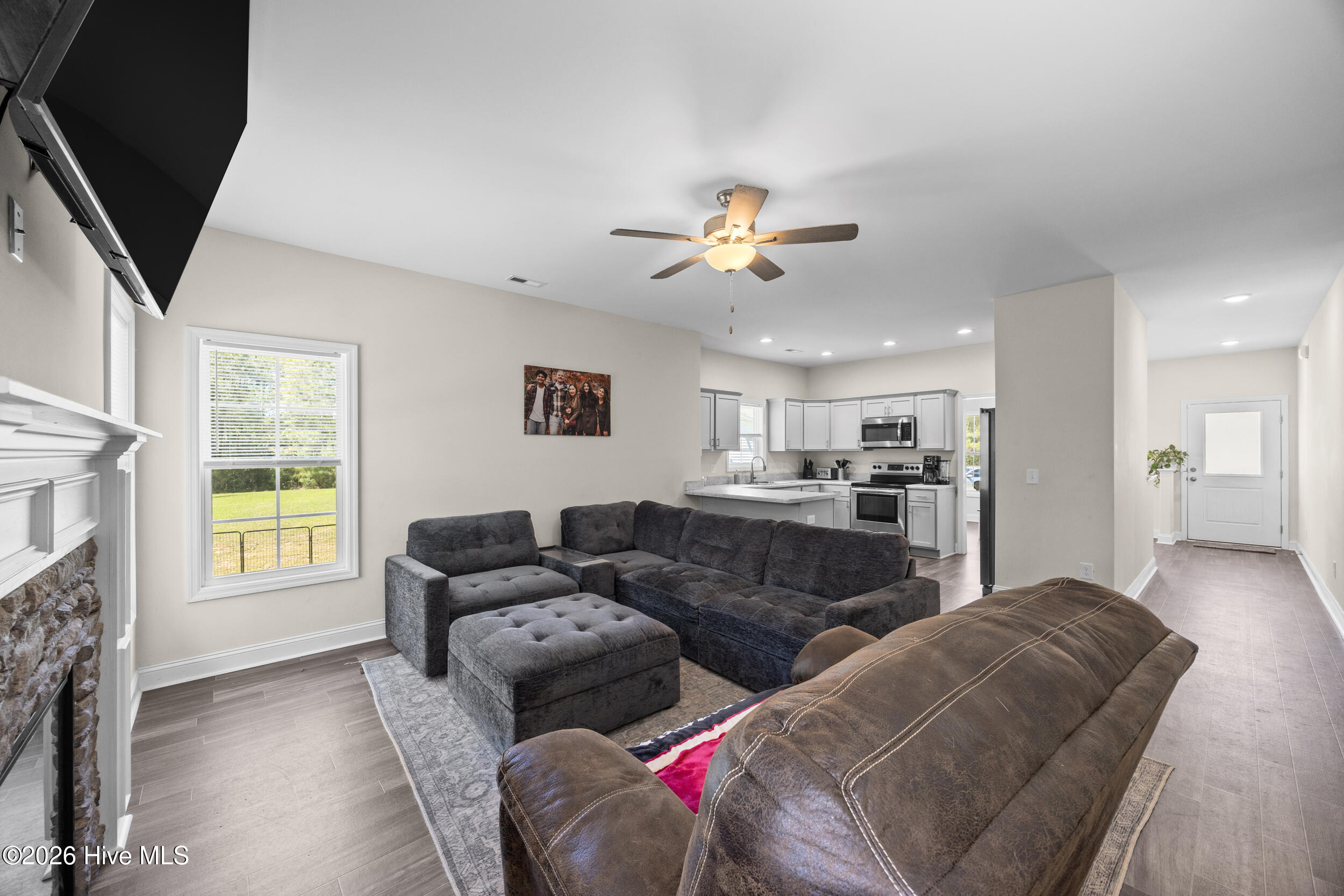107 Clymer Court Hubert, NC 28539 - Photo 16 of 44 14_living room