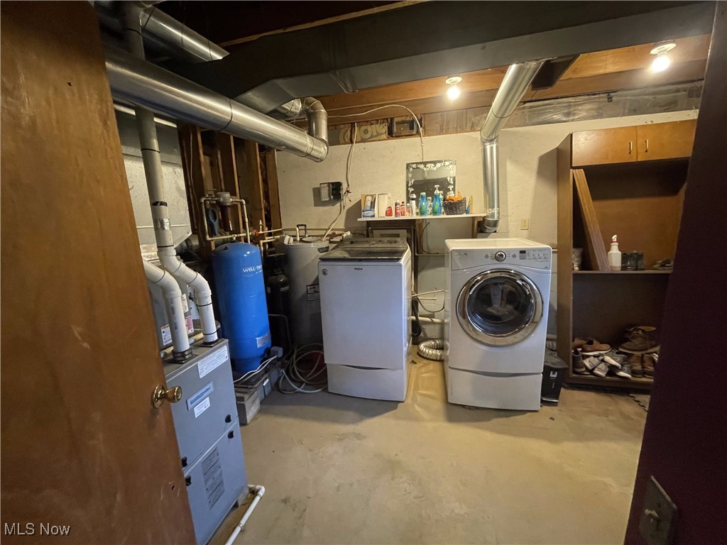 12337 Vincent Road Mount Vernon, OH 43050 - Photo 33 of 34 Laundry room with washing machine and dryer