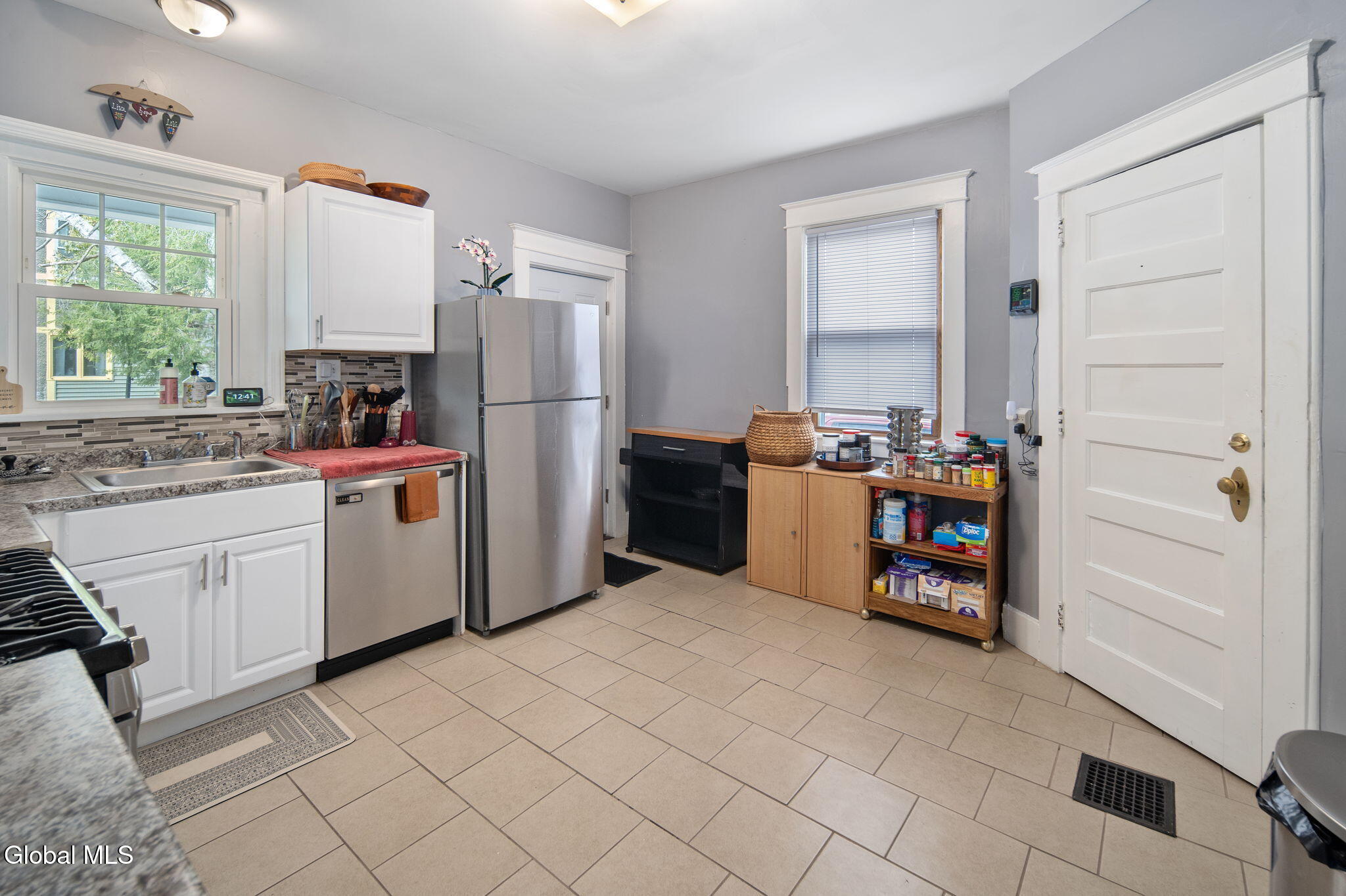 505 Bedford Road Schenectady, NY 12308 - Photo 17 of 47 18-505BedfordRd_18