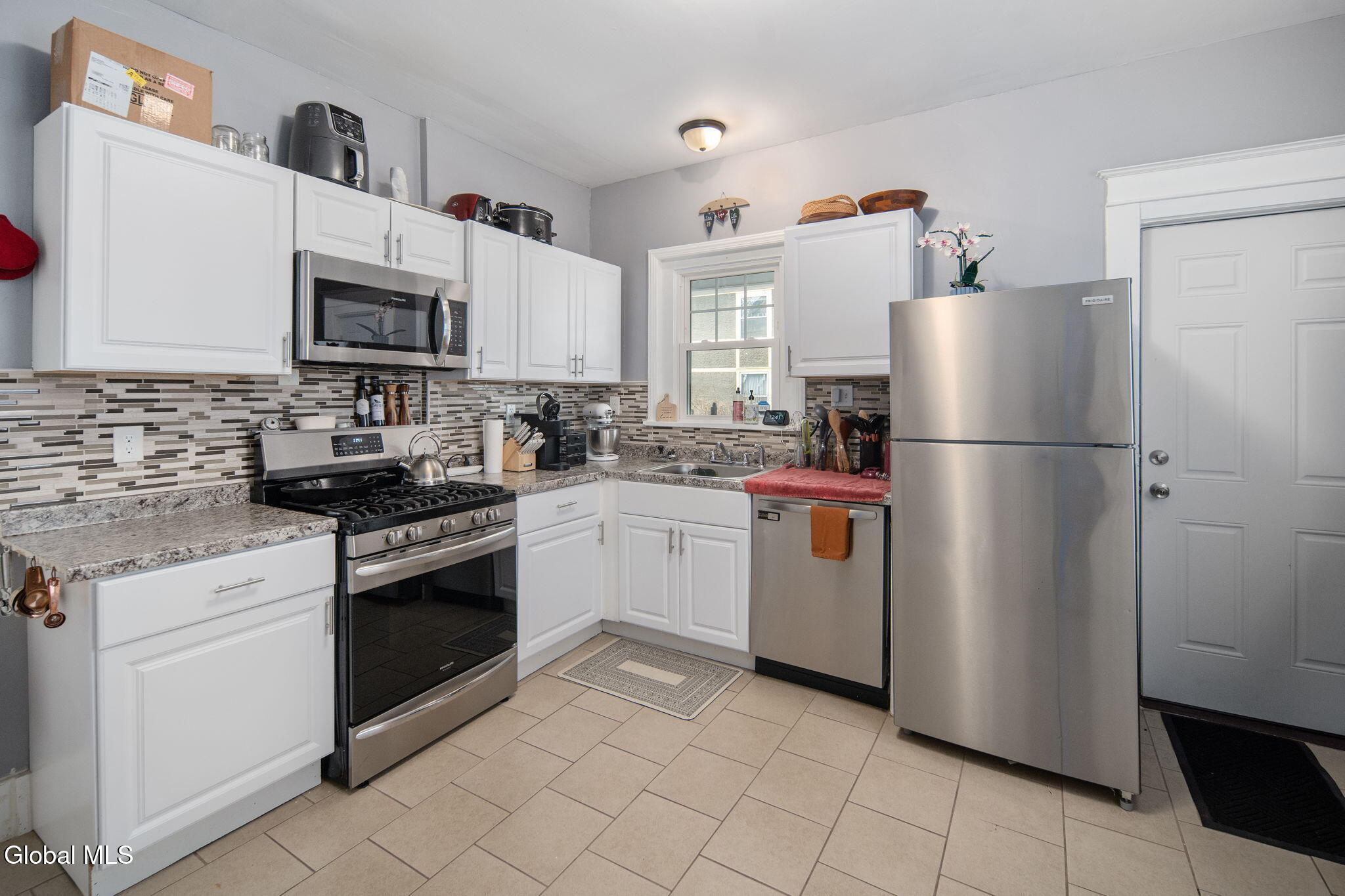 505 Bedford Road Schenectady, NY 12308 - Photo 3 of 47 19-505BedfordRd_19