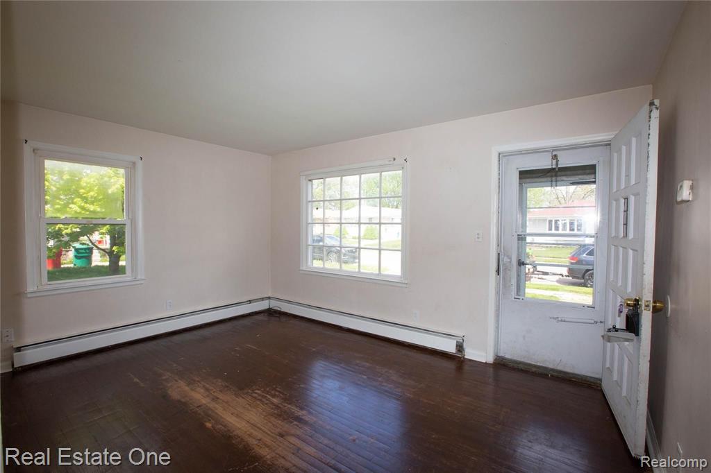 24553 Flower Avenue Eastpointe, MI 48021 - Photo 4 of 18