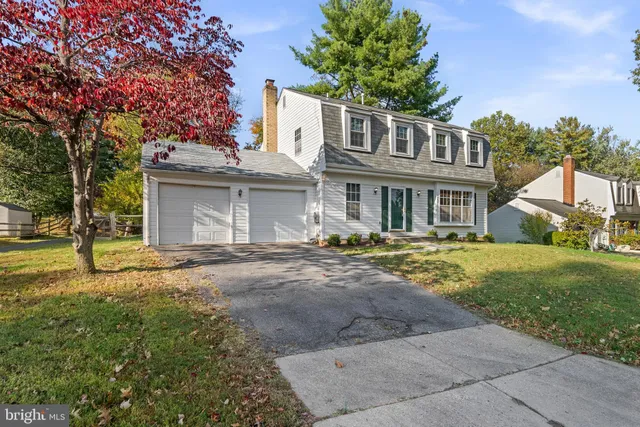a view of a yard in front of house