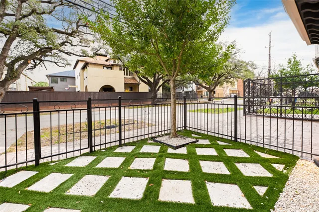 $3,850 | 307 Snover Street, Houston, TX 77007