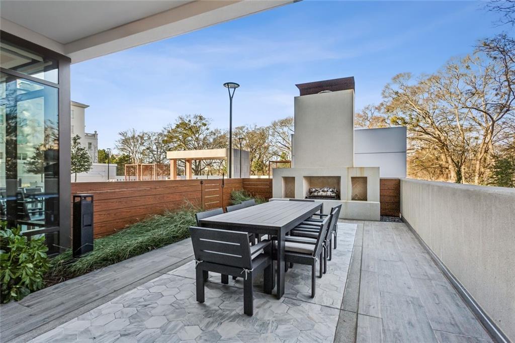 2520 Peachtree Road, Unit 602 Atlanta, GA 30305 - Photo 39 of 45 a patio with table and chairs