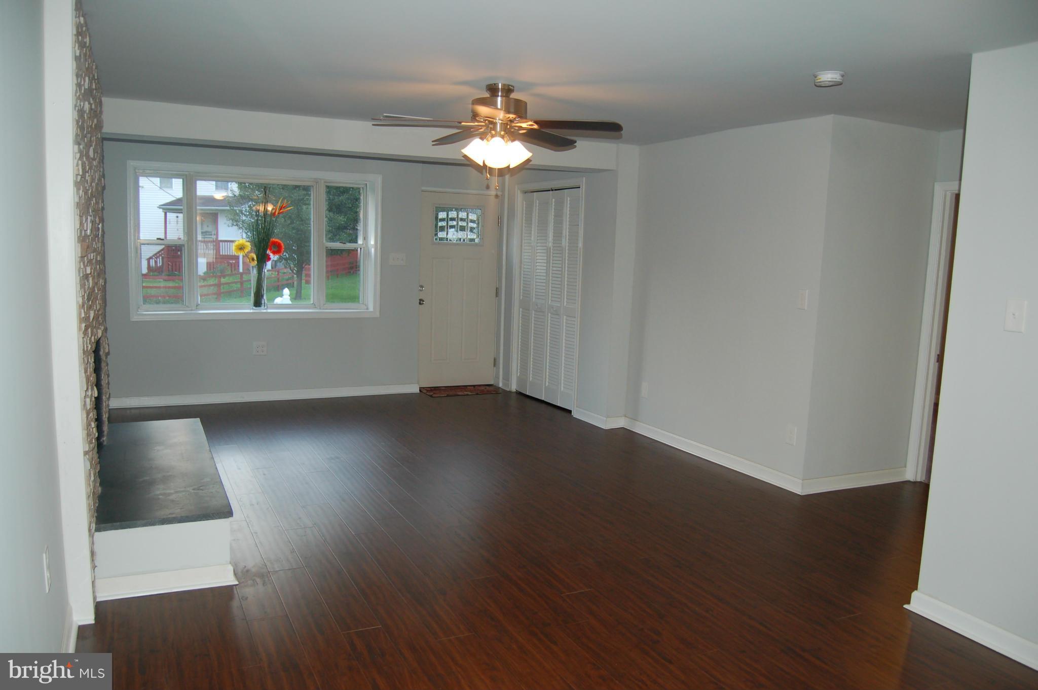 175 Riverside Road Baltimore, MD 21221 - Photo 11 of 30 Living Room