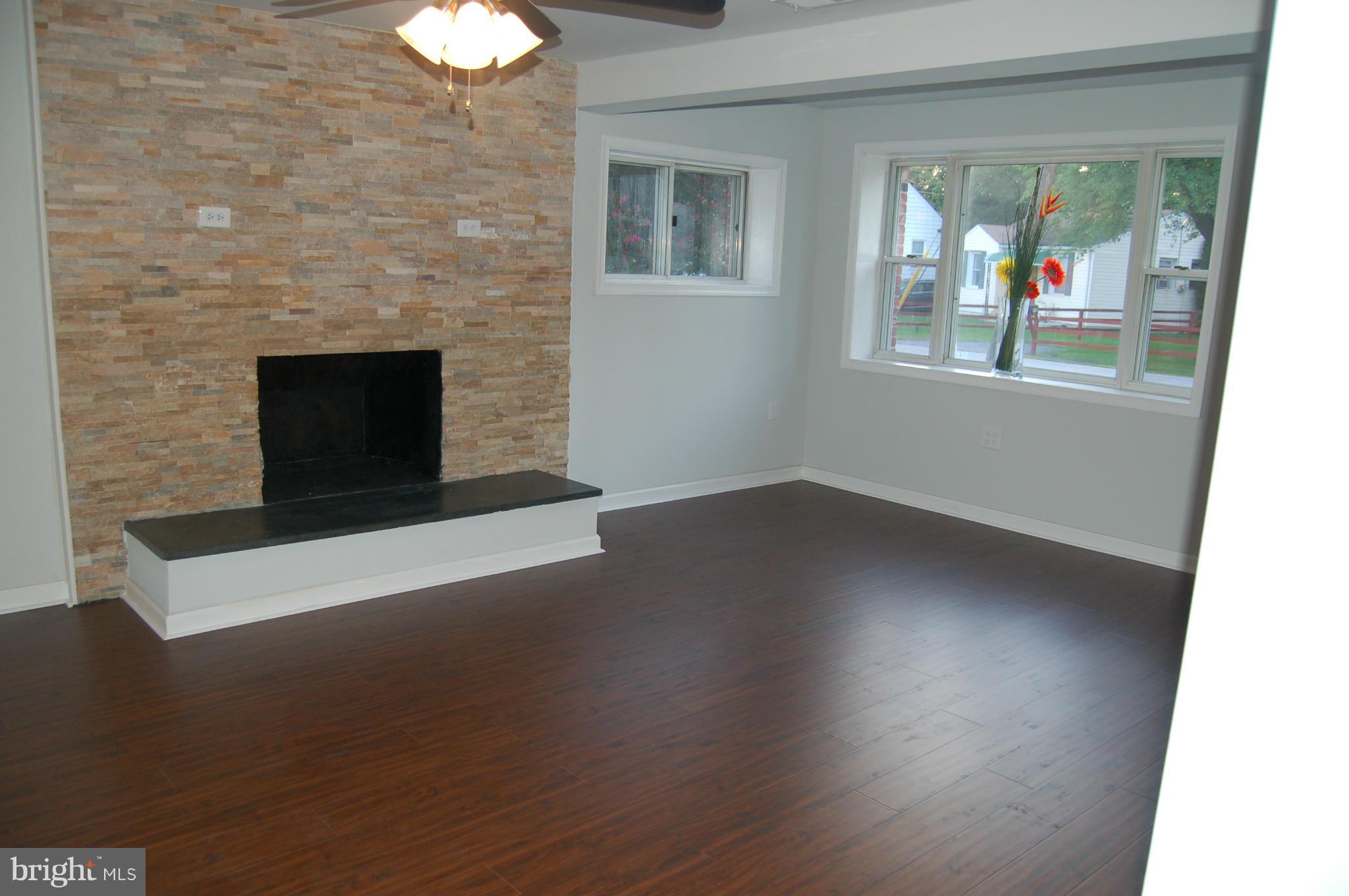 175 Riverside Road Baltimore, MD 21221 - Photo 12 of 30 Living Room