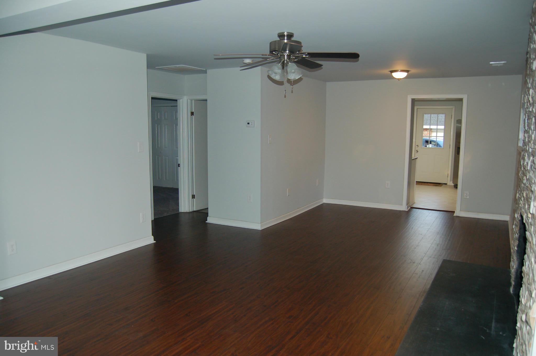 175 Riverside Road Baltimore, MD 21221 - Photo 15 of 30 Living Room