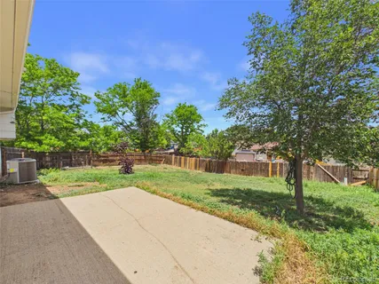 a view of a backyard