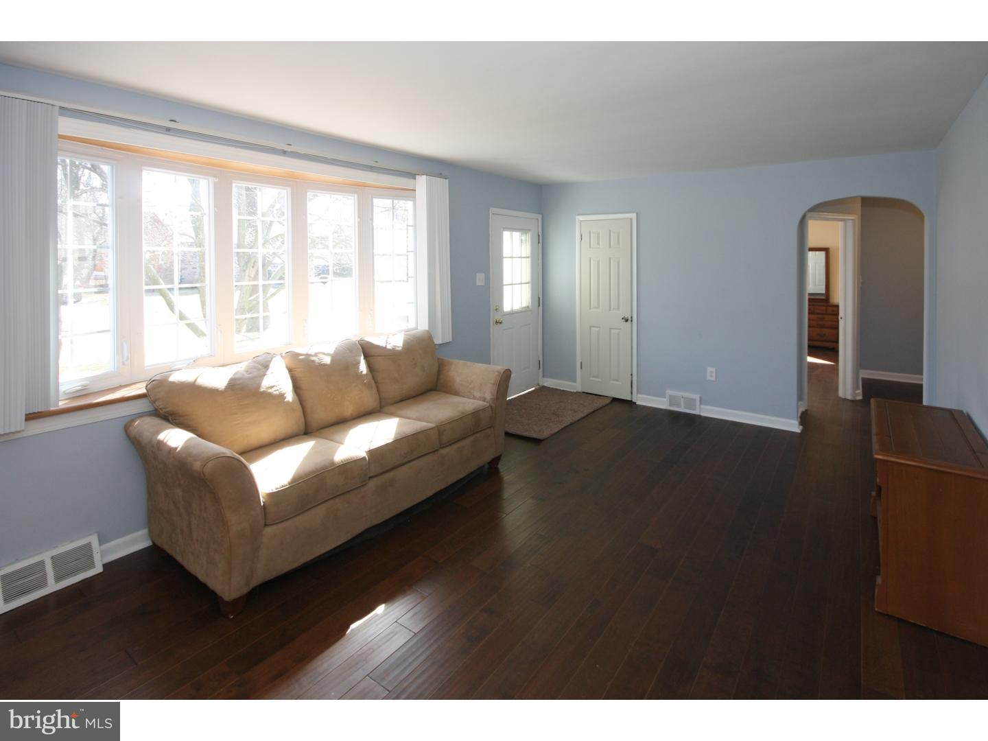 12018 Elmore Road Philadelphia, PA 19154 - Photo 4 of 25 Living Room