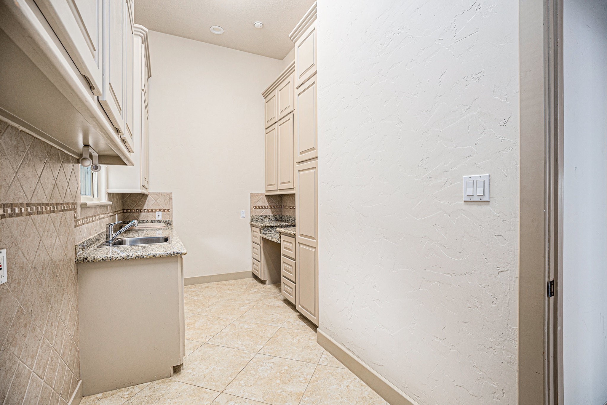 427 East Shore Drive Clear Lake Shores, TX 77565 - Photo 11 of 28 a kitchen with a stove top oven and refrigerator