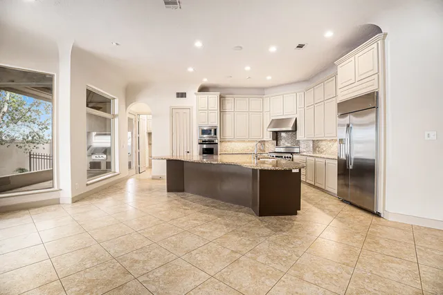 a view of entryway with garden