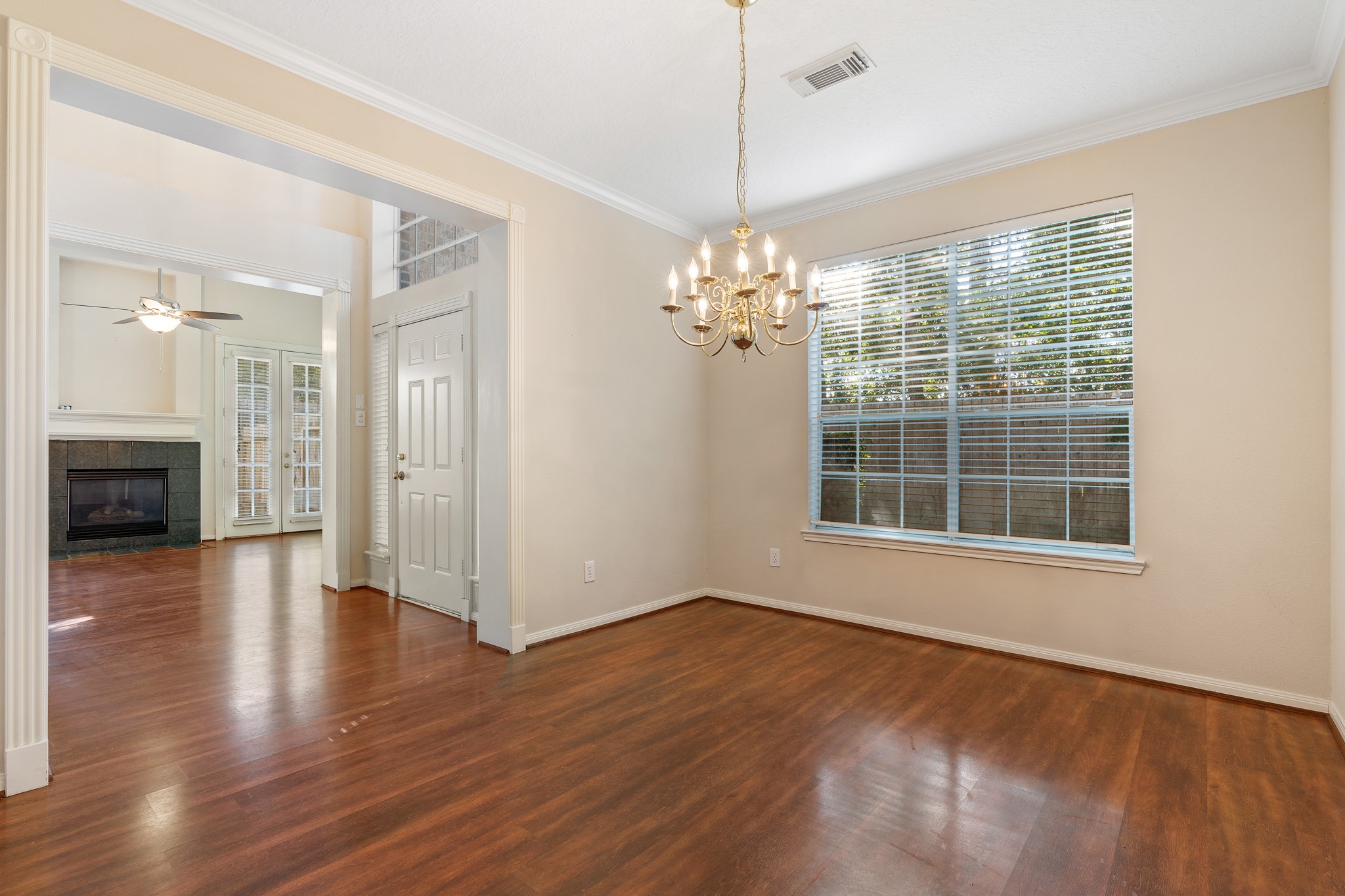 14420 Walters Road, Unit 20 Houston, TX 77014 - Photo 5 of 27 Entry way in the middle of the living room and dining room